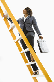 Affärskvinna klättrar på stege