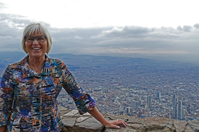 Margareta på berget Montserrate med utsikt över Bogota