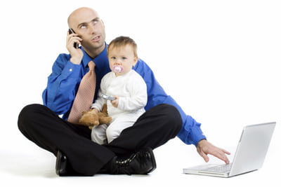 Man med mobil, dator och barn