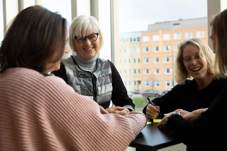 Margareta jobbar med en grupp